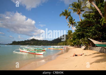 Typischen Auslegerboote auf dem sandigen Strand Port Barton, Palawan Island, Philippinen, Asien Stockfoto