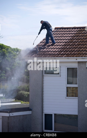 Person Druck Reinigung Hausdach. Stockfoto