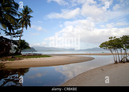 Mündung Ebbe und Flut an den sandigen Strand Port Barton, Palawan Island, Philippinen, Asien Stockfoto