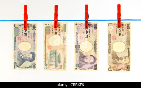 Japanische Yen-Banknoten, Rechnungen auf einer Wäscheleine, symbolisches Bild für Geldwäsche, schmutziges Geld Stockfoto