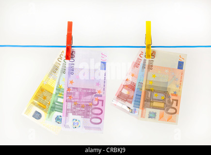 Euro-Banknoten, Rechnungen auf einer Wäscheleine, symbolisches Bild für Geldwäsche, schmutziges Geld Stockfoto