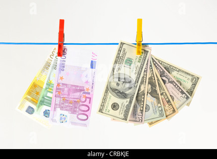 Euro und Dollar Bills, Notizen auf einer Wäscheleine, symbolisches Bild für Geldwäsche, schmutziges Geld Stockfoto