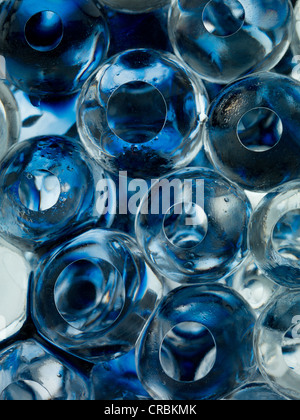 transparente Kugel mit blauer Tinte Stockfoto