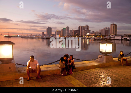 Abend im Hafen Platz vor der Skyline entlang der Bucht von Manila, Manila, Philippinen, Asien Stockfoto