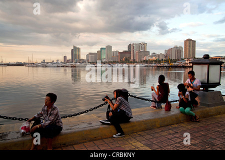 Abend im Hafen Platz vor der Skyline entlang der Bucht von Manila, Manila, Philippinen, Asien Stockfoto