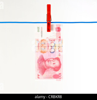 Chinesische Yuan, währten, Renminbi, der Währung der Volksrepublik China, Banknote auf einer Wäscheleine, symbolisches Bild für Geld Stockfoto