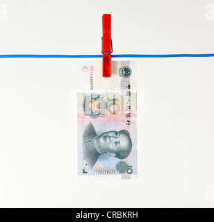 Chinesische Yuan, währten, Renminbi, der Währung der Volksrepublik China, Banknote auf einer Wäscheleine, symbolisches Bild für Geld Stockfoto