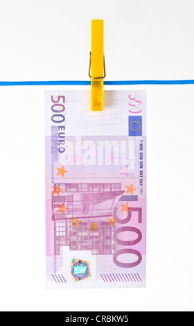 Euro-Banknote auf einer Wäscheleine, symbolisches Bild für Geldwäsche, schmutziges Geld Stockfoto