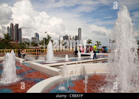 Brunnen auf der renovierten Strandpromenade von Cinta Costera und die Skyline von Panama City, Panama, Mittelamerika Stockfoto