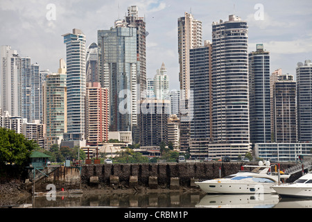 Yacht-Hafen und die Skyline von Panama City, Panama, Mittelamerika Stockfoto