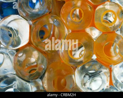 transparente Kugeln orange Pigment mit blauer Tinte Stockfoto