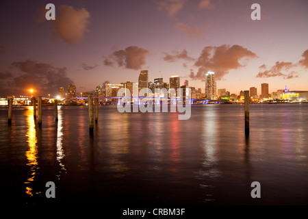 Die beleuchtete Skyline von Downtown Miami, Florida, USA Stockfoto