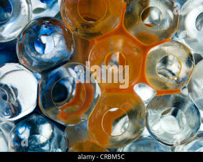 transparente Kugeln orange Pigment mit blauer Tinte Stockfoto