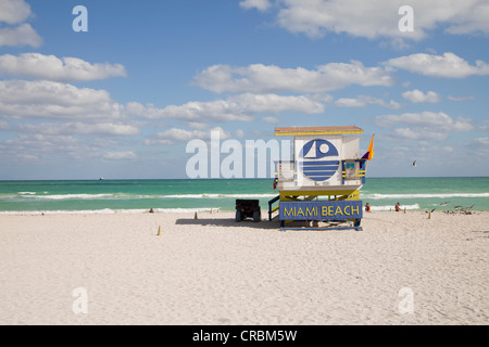 Rettungsschwimmer-Hütte, "Miami Beach" darauf geschrieben, South Beach, Miami, Florida, USA Stockfoto