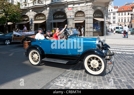 Touristen, getrieben durch die Stadt in einem Oldtimer, Prag, Tschechische Republik, Europa Stockfoto