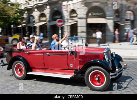 Touristen, getrieben durch die Stadt in einem Oldtimer, Prag, Tschechische Republik, Europa Stockfoto