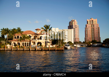 Mehrfamilienhäuser und Luxus-Villen direkt am Wasser in der Innenstadt von Fort Lauderdale, Broward County, Florida, USA Stockfoto