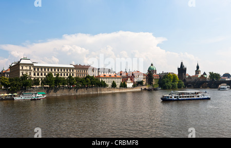 Blick über die Moldau in Richtung der Altstadt mit dem Rudolfinum, den Konzertsaal der Tschechischen Philharmonie Stockfoto