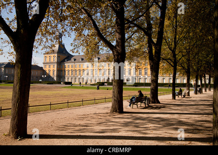 Das ehemalige Kurfürstliche Schloss, heute das Hauptgebäude der Universität Bonn, Nordrhein-Westfalen, Deutschland, Europa Stockfoto