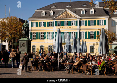 Straßencafé und das Beethoven-Denkmal vor dem Postamt am Muensterplatz Square, North Rhine-Westphalia Stockfoto