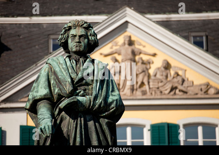 Beethoven-Denkmal am Muensterplatz Platz vor der Post in Bonn, Nordrhein-Westfalen, Deutschland, Europa Stockfoto