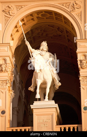 Reiterstatue von Niklot, Stammvater der Herzöge und Großherzöge von Mecklenburg, in der vorderen Fassade des Schweriner Schlosses Stockfoto