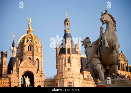 Reiterstandbild vor dem Schweriner Schloss, Landeshauptstadt Schwerin, Mecklenburg-Western Pomerania, Deutschland, Europa Stockfoto