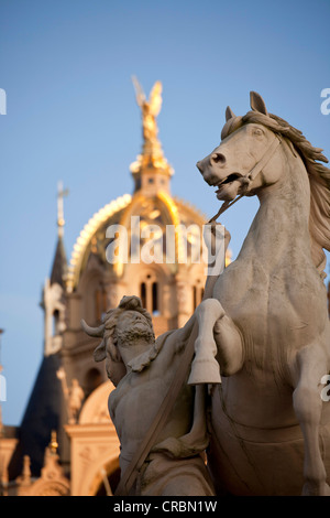 Reiterstandbild vor dem Schweriner Schloss, Landeshauptstadt Schwerin, Mecklenburg-Western Pomerania, Deutschland, Europa Stockfoto