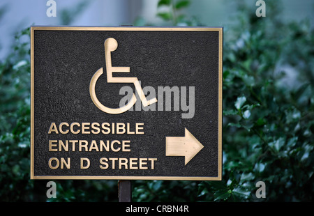 Zeichen für Rollstuhlfahrer und Menschen mit eingeschränkter Mobilität, Zugang für Behinderte, Washington D.C., District Of Columbia, USA Stockfoto