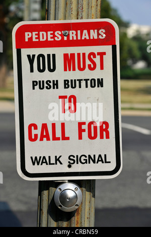Zeichen, müssen Fußgänger Aufruf nach dem Spaziergang Signal, Washington D.C., District Of Columbia, USA, PublicGround die Knöpfe zu drücken Stockfoto
