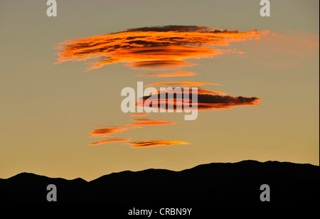 Sierra Wolke Wellenform, voll ausgebildet, Abendlicht über Panamint Range, Zabriskie Point, Death Valley Nationalpark Stockfoto