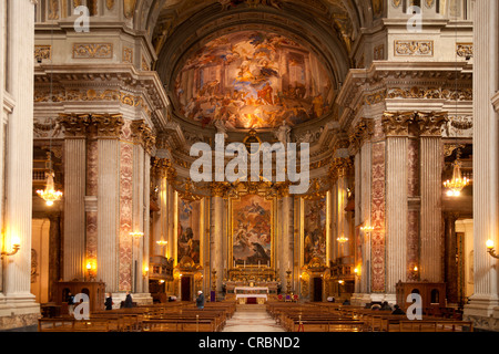 Interieur und Altar der Jesuiten Kirche des Heiligen Ignatius von Loyola am Campus Martius, Rom, Latium, Italien, Europa Stockfoto
