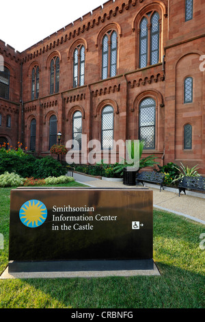 Informationszentrum im Smithsonian Institution Building, Admin Building and Museum, bekannt als "das Schloss", National Mall Stockfoto