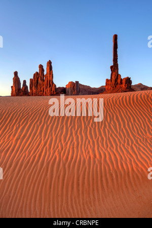 Sanddünen vor Totempfahl und Yei Bi Chei rock Formation, Monument Valley Navajo Tribal Park, Navajo Nation Reservation Stockfoto