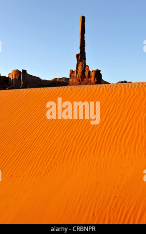 Sanddünen vor Totempfahl rock Formation, Monument Valley Navajo Tribal Park, Navajo Nation Reservation, Arizona, Utah Stockfoto