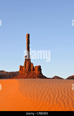 Sanddünen vor Totempfahl rock Formation, Monument Valley Navajo Tribal Park, Navajo Nation Reservation, Arizona, Utah Stockfoto