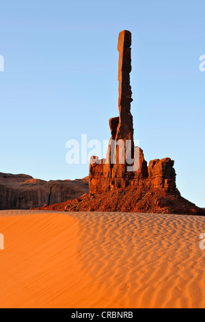 Sanddünen vor Totempfahl rock Formation, Monument Valley Navajo Tribal Park, Navajo Nation Reservation, Arizona, Utah Stockfoto