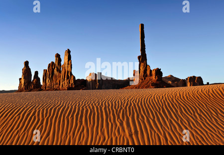 Sanddünen vor Totempfahl und Yei Bi Chei Felsformationen nach Sonnenaufgang, Monument Valley Navajo Tribal Park Stockfoto