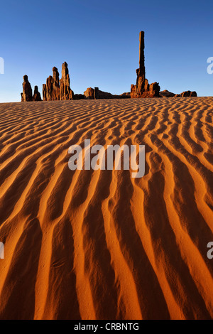 Sanddünen vor dem Totempfahl und Yei Bi Chei Felsformationen nach Sonnenaufgang, Monument Valley Navajo Tribal Park Stockfoto