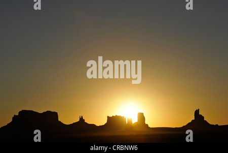 Sunrise, Sonnenaufgang, Mesas, Brigham Grab, König auf seinem Thron, Stagecoach, Bär und Hase, Schloss Butte, Big Indian, Monument Valley Stockfoto