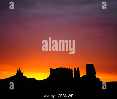 Sunrise, Sonnenaufgang, Mesas, König auf seinem Thron, Stagecoach, Bär und Hase, Schloss Butte, Monument Valley, Navajo Tribal Park Stockfoto