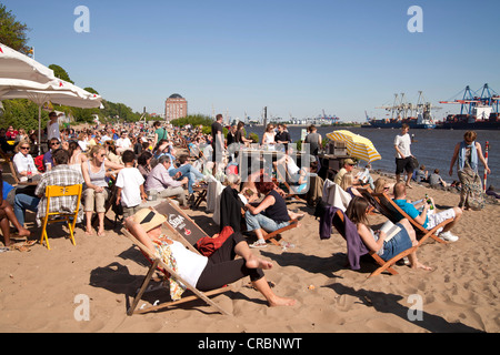 Überfüllten Strand-Bar am Fluss Elbe Ufer in Övelgönne, Hanse Stadt Hamburg, Deutschland, Europa Stockfoto