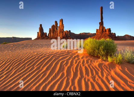 Sanddünen vor Totempfahl und Yei Bi Chei rock Formation, Monument Valley Navajo Tribal Park, Navajo Nation Reservation Stockfoto