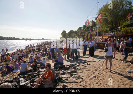 Überfüllten Strand-Bar am Fluss Elbe Ufer in Övelgönne, Hanse Stadt Hamburg, Deutschland, Europa Stockfoto