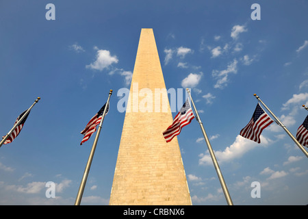 US-Flaggen vor Washington National Monument, Obelisk, Washington D.C., District Of Columbia, Vereinigte Staaten von Amerika Stockfoto