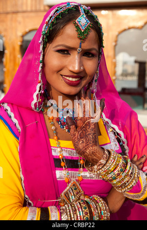 Indische Tänzerin tragen traditionelle Kleidung, Gastarbeiter aus Rajasthan in Dubai, Vereinigte Arabische Emirate, Naher Osten, Asien Stockfoto