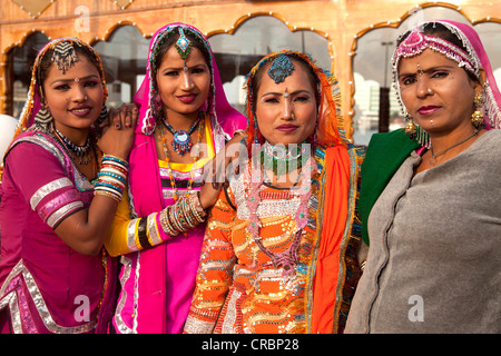 Indische Tänzerinnen tragen traditionelle Kleidung, Gastarbeiter aus Rajasthan in Dubai, Vereinigte Arabische Emirate, Naher Osten, Asien Stockfoto