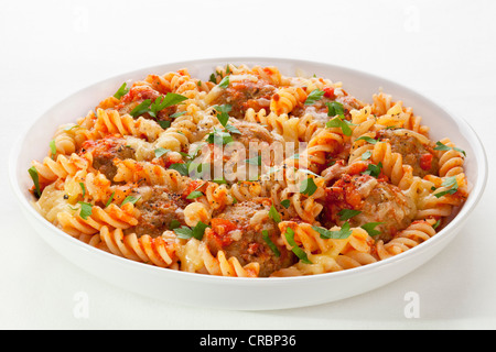 Fusili Nudeln überbacken mit Frikadellen und Marinara, mit schmelzender Mozzarella garniert. Stockfoto