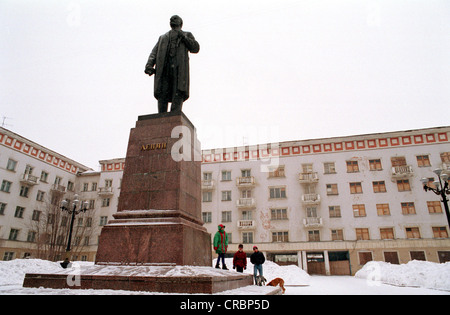 Lenin-Denkmal vor einer Wohnsiedlung in Murmansk Stockfoto