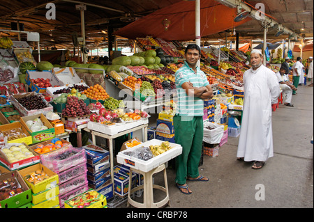 Händler mit Obst und Gemüse auf dem Markt in Dubai, Vereinigte Arabische Emirate, Naher Osten, Asien Stockfoto